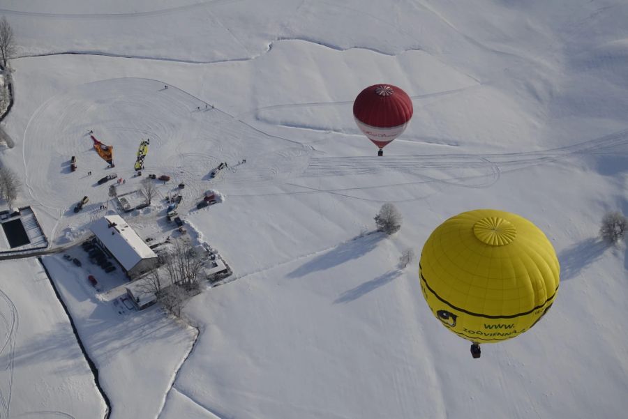 Schnee Heissluft Ballon Vogelperspektive