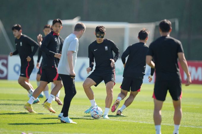 Der südkoreanische Nationalspieler Heung-Min Son läuft an der WM 2022 mit Maske auf. WM 2022