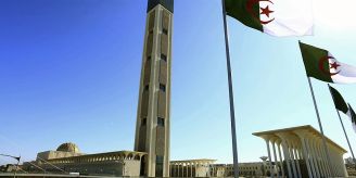 Mann verbrannt - Algerisches Gericht verurteilt 49 Menschen zum Tode Mann verbrannt - Algerisches Gericht verurteilt 49 Menschen zum Tode