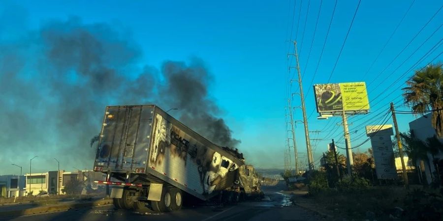 Ein angezündeter Lkw in Culiacán