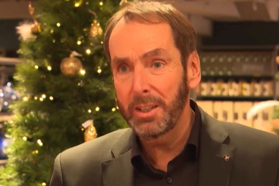 Bei Loeb gehen in diesem Jahr besonders viele Bettflaschen und Kerzen über die Ladentheke, wie Chef Roland Christen sagt.