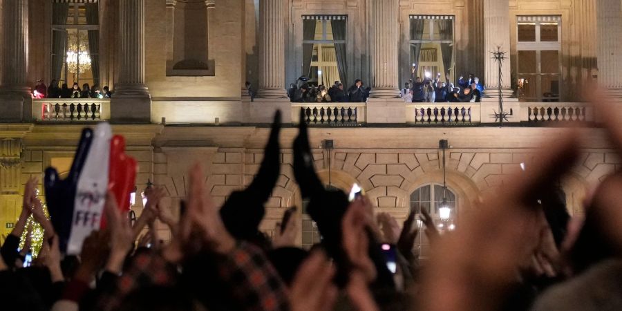 Fans applaudieren den Spielern der französischen Nationalmannschaft auf dem Balkon des Hotels Crillon in Paris.