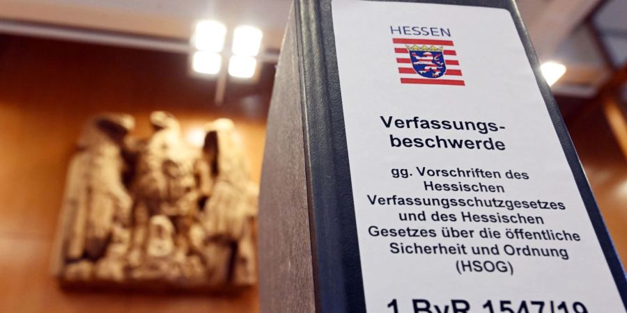 Auf einem Tisch im Sitzungssaal des Bundesverfassungsgerichts steht ein Aktenordner im Verfahren um die Nutzung der polizeilichen Analyse-Software in Hessen.