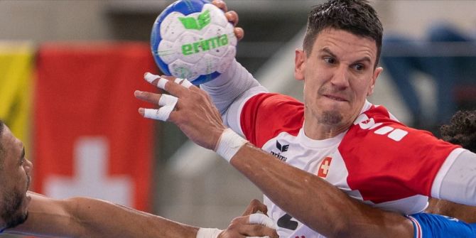 Handballspieler beim Wurf