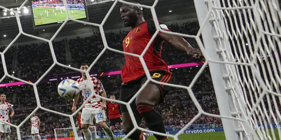 Romelu Lukaku vergibt aus kürzester Distanz.