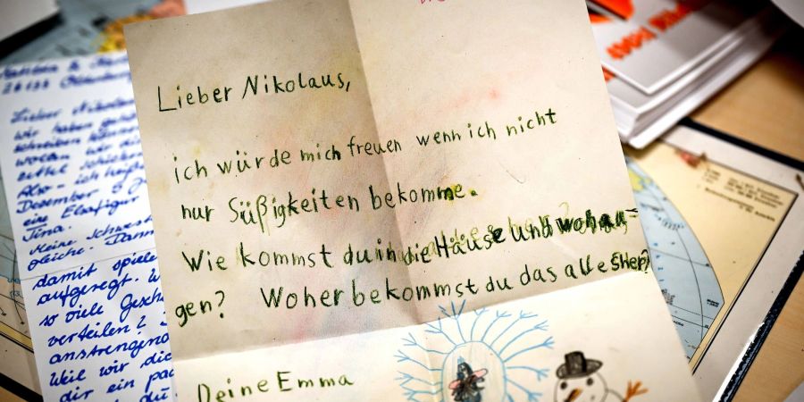 Ein Brief an den Nikolaus liegt in der Weihnachtspostfiliale in Nikolausdorf. Die Helferinnen und Helferinnen in den drei Weihnachtspostämtern in Niedersachsen haben bereits zahlreiche Briefe bekommen.