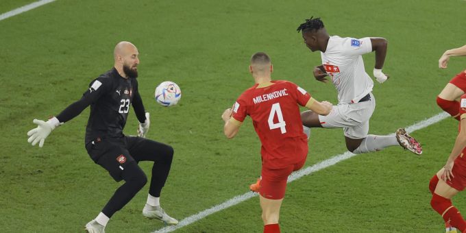 Goalie Vanja Milinkovic-Savic hält den Schuss von Breel Embolo. WM 2022