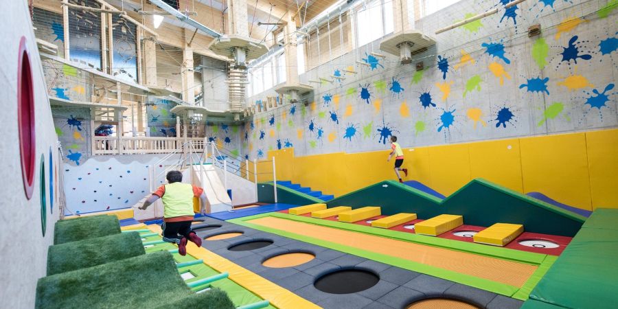 Eltern sollten in Indoor-Spielhallen auf mögliche Gefahrenquellen achten.