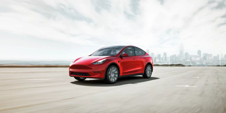 tesla model y strasse