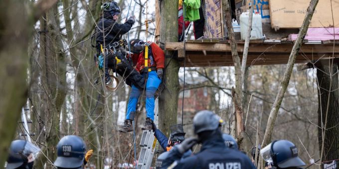Am frühen Morgen begann die Polizei den Fechenheimer Wald zu räumen. Der Wald ist seit über einem Jahr von Aktivisten besetzt, die den Ausbau der A66 und die Rodung des Waldes verhindern wollen. Räumung Fechenheimer Wald