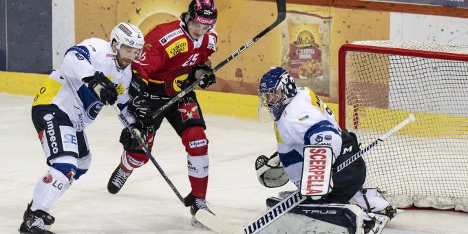 Berns Vincent Ryser (m.) im Einsatz in der National League gegen Ambri. SCB National League