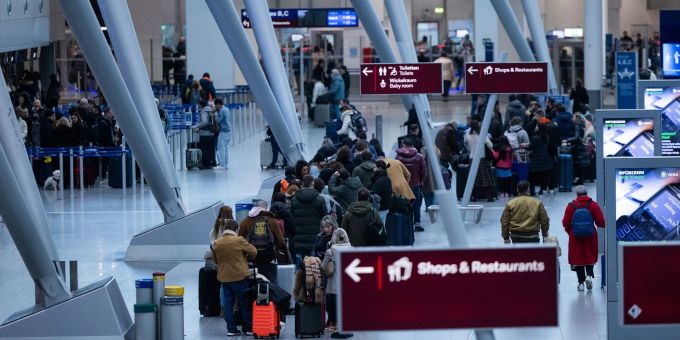 Reisende am Check-In im Düsseldorfer Flughafen. Reisende am Check-In im Düsseldorfer Flughafen.