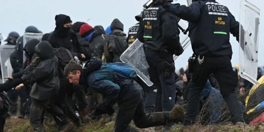 Tausende protestierten in den vergangenen Tagen gegen die Räumung von Lützerath (D).