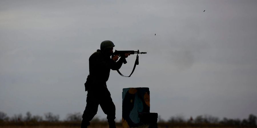 Ein russischer Rekrut während einer Schiessübung in Stawropol.