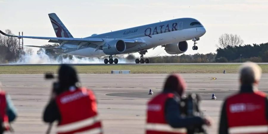 Ein Airbus A350 aus Doha setzt auf der Südbahn des BER auf. Foto: Patrick Pleul/dpa-Zentralbild/dpa