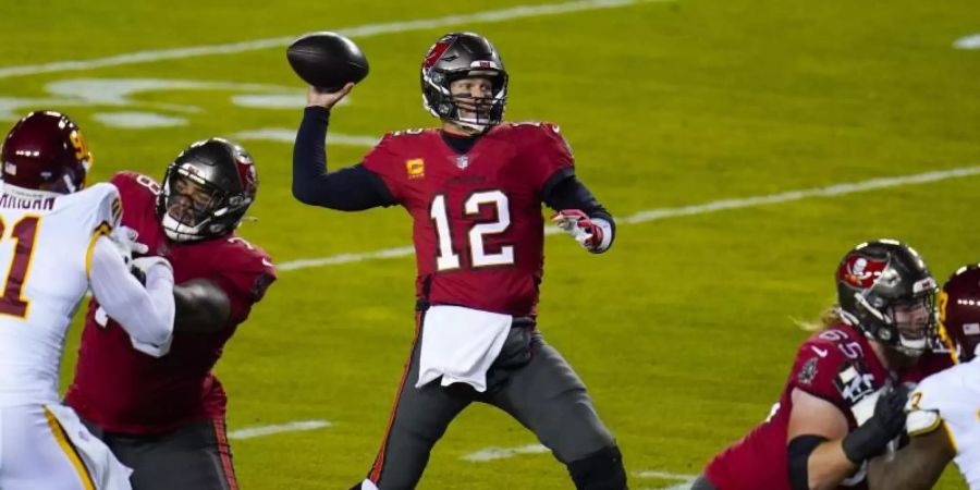 Tom Brady, Quarterback der Tampa Bay Buccaneers, wirft einen Pass. Foto: Julio Cortez/AP/dpa