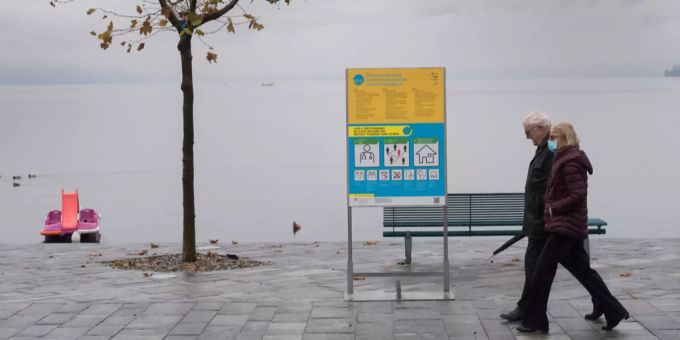 Ein Paar geht an der Promenade von Ascona spazieren. (20. Dezember 2020) Coronavirus