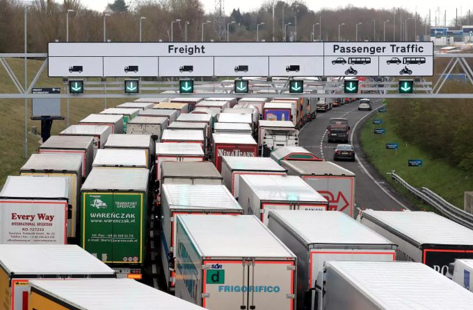 Auch vor dem Eurotunnel warten hunderte Lkws auf die Weiterfahrt. Einreiseverbot nach Frankreich: Eurotunnel und Hafen Dover zu
