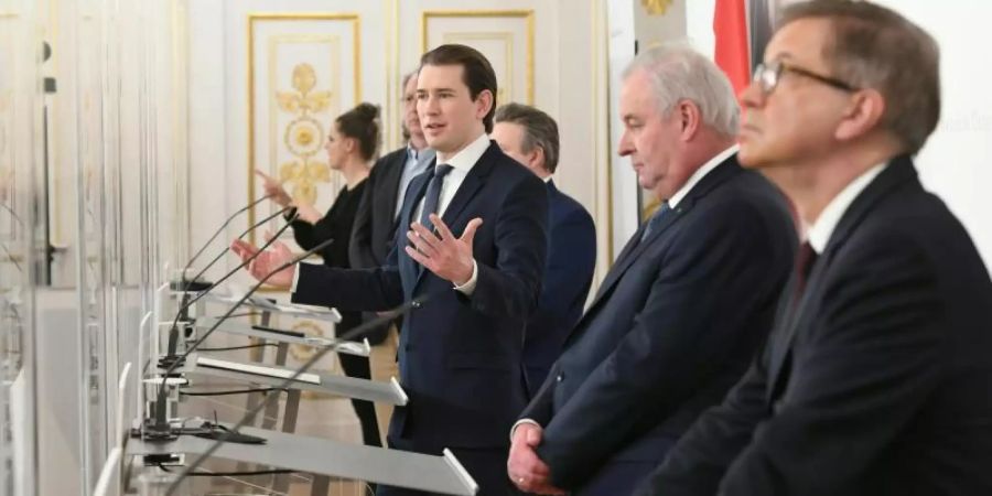 Bundeskanzler Sebastian Kurz spricht bei einer Pressekonferenz nach einem Treffen der Bundesregierung mit den Landeshauptleuten zum Thema Lockdown. Foto: Helmut Fohringer/APA/dpa