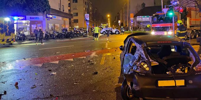 Alle vier Fahrzeuge wurden beim Unfall so stark beschädigt, dass sie geborgen werden mussten. Unfall