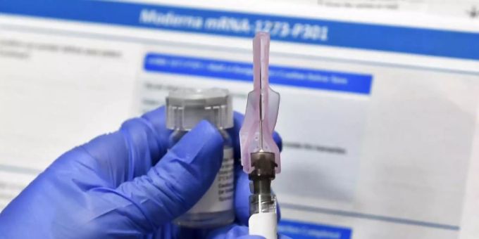Eine Krankenschwester bereitet eine Spritze mit einem potenziellen Impfstoff der US-Biotech-Firma Moderna gegen Covid-19 vor. Foto: Hans Pennink/AP/dpa coronavirus