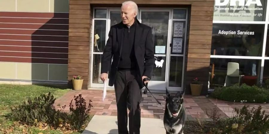 Joe Biden mit seinem Deutschen Schäferhund «Major». Foto: Stephanie Carter/Delaware Humane Association/dpa
