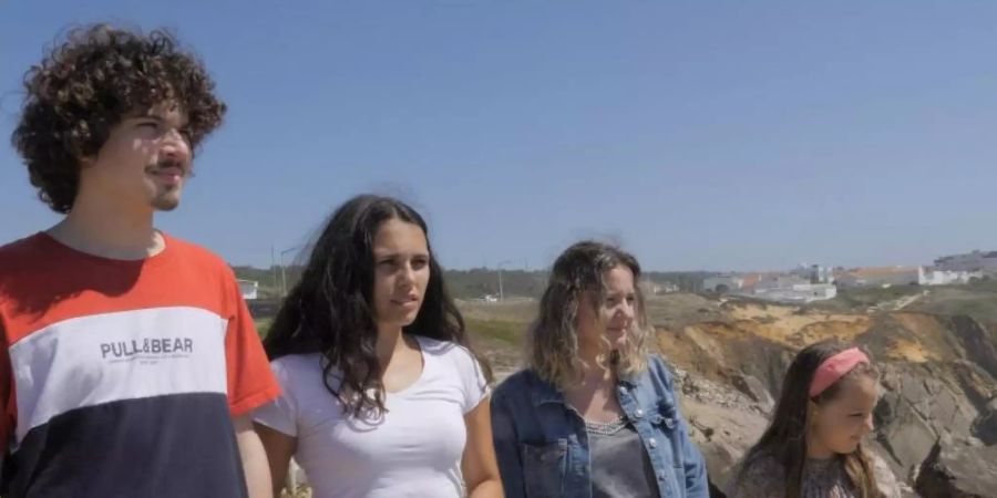 Martim (l-r), Catarina, Claudia und Mariana stehen an einer Klippe. Sechs Kinder und Jugendliche aus Portugal haben mit einer aussergewöhnlichen Klimaklage gegen Deutschland und 32 weitere Länder eine wichtige Hürde genomme. Foto: GLAN/dpa