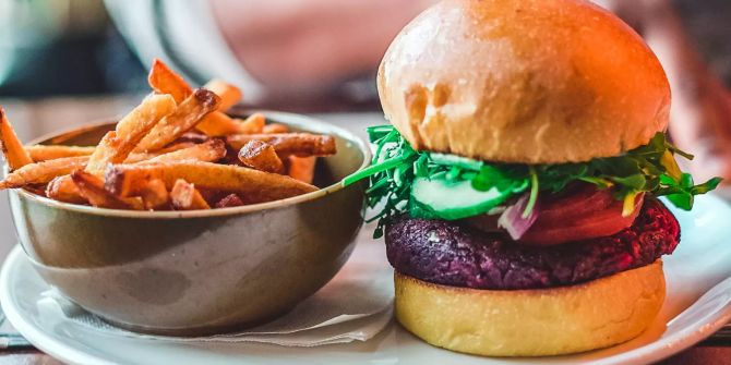 Vegan Burger mit Pommes