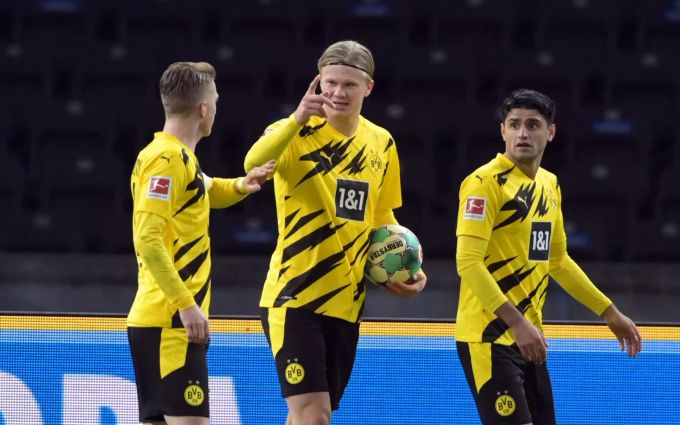 Erling Haaland feiert mit seinen Teamkollegen sein Tor zum 2:1 für den BVB gegen Hertha Berlin. Hertha BSC BVB Haaland