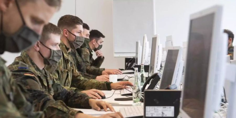 Soldaten der Bundeswehr helfen der Region Hannover bei der Nachverfolgung von Corona-Infektionsketten. Foto: Julian Stratenschulte/dpa