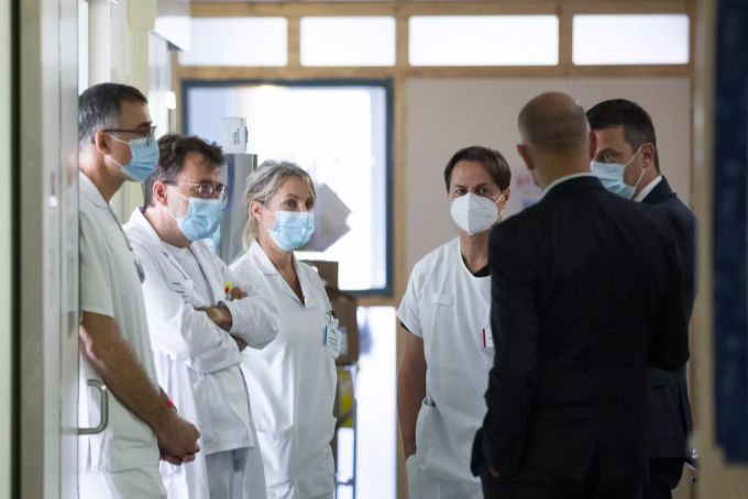 Bundesrat Alain Berset, vorne rechts, und Jacques Gerber, Gesundheitsdirektor des Kantons Jura, hinten rechts, diskutieren mit Ärzten während einem Besuch in der Intensivstation im Krankenha Alain Berset Ärzte Coronavirus