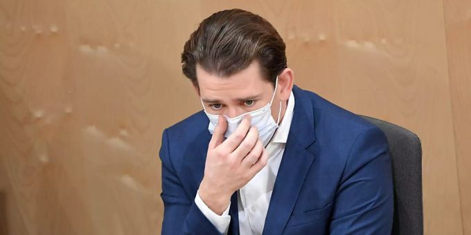 Sebastian Kurz (ÖVP), Bundeskanzler von Österreich, richtet sich während einer Sondersitzung des Nationalrates im Parlamentsausweichquartier in der Wiener Hofburg seinen Mund-Nasen-Schutz. Foto: Roland Schlager/APA/dpa Sebastian Kurz (ÖVP), Bundeskanzler von Österreich, richtet sich während einer Sondersitzung des Nationalrates im Parlamentsausweichquartier in der Wiener Hofburg seinen Mund-Nasen-Schutz. Foto: Roland Schlager/APA/dpa