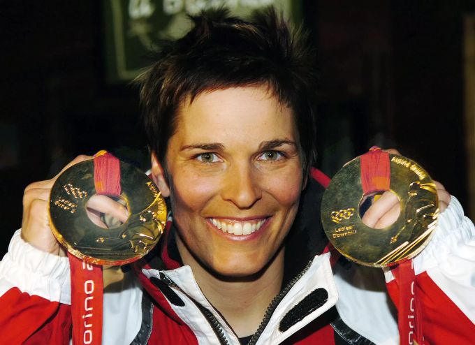 Michaela Dorfmeister posiert mit ihren Goldmedaillen an den Olympischen Winterspielen 2006 in Turin. Michaela Dorfmeister