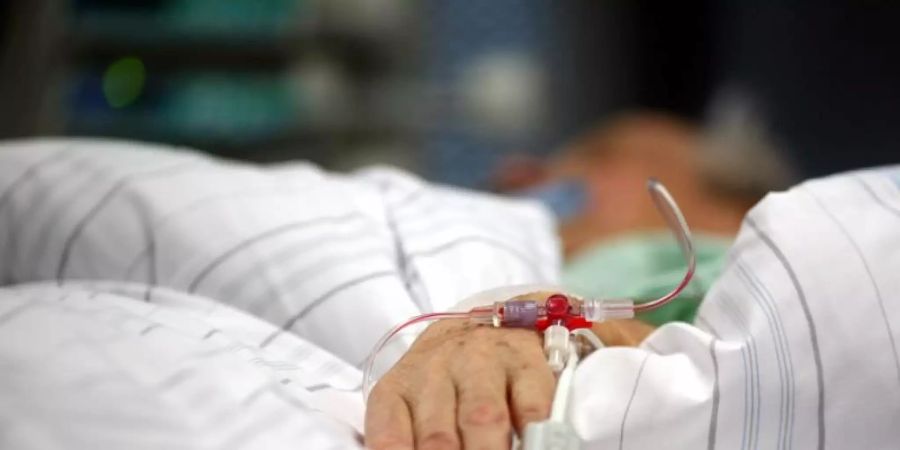Ein Patient liegt auf der Intensivstation eines Krankenhauses. An einer Infektion mit dem sogenannten Borna-Virus sind in Bayern in diesem Jahr zwei weitere Menschen gestorben. Foto: Kay Nietfeld/dpa