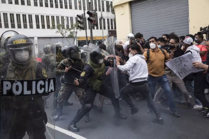 Unterstützer des ehemaligen peruanischen Präsidenten Vizcarra werden von der Polizei daran gehindert, zum Kongress zu marschieren. Peru Ausschreitung Vizcarra
