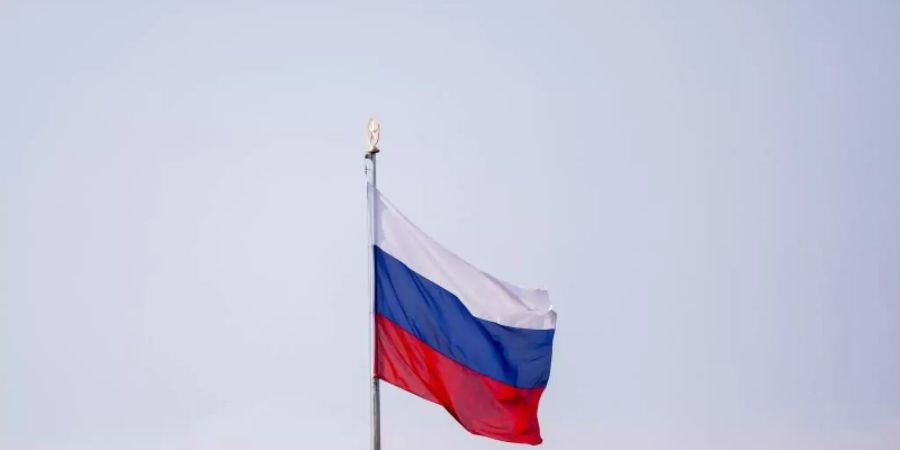 Die Flagge der Russischen Föderation auf der Botschaft Russlands in Berlin. Foto: Christoph Soeder/dpa