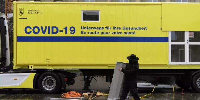 Eine Person installiert Geräte vor dem mobilen Covid-19-Test-Truck, am Mittwoch, 3. Februar 2021, auf dem Bundesplatz, in Bern. Coronavirus