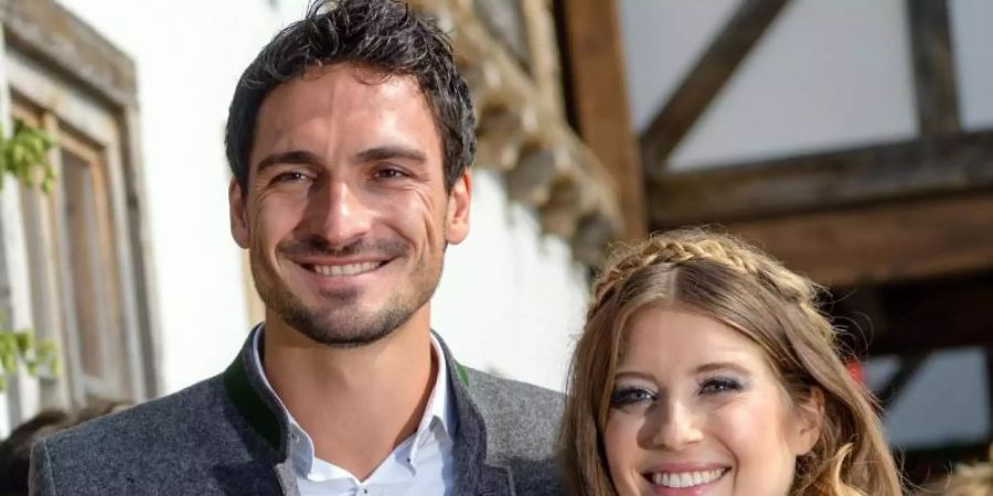 Mats und Cathy Hummels 2017 auf dem Oktoberfest. Foto: Matthias Balk/dpa