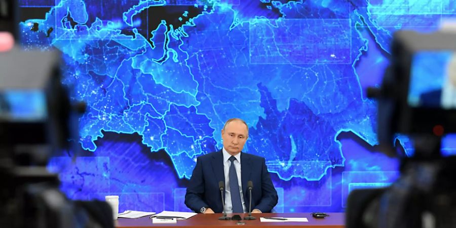 dpatopbilder - Wladimir Putin, Präsident von Russland, spricht bei der grossen Pressekonferenz per Video zu Medienvertretern in Moskau. Foto: Aleksey Nikolskyi/Pool Sputnik Kremlin/AP/dpa