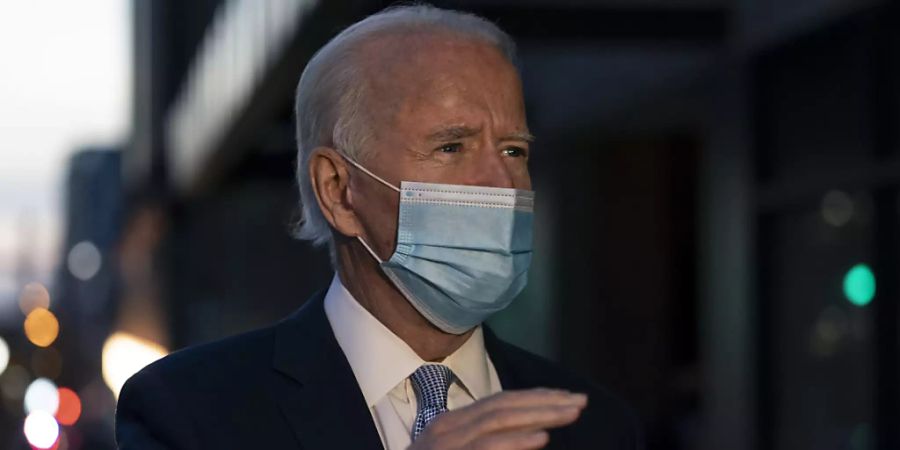 Joe Biden, Gewählter Präsident (President-elect) der USA, spricht mit Journalisten während er das Queen Theatre verlässt. Foto: Carolyn Kaster/AP/dpa