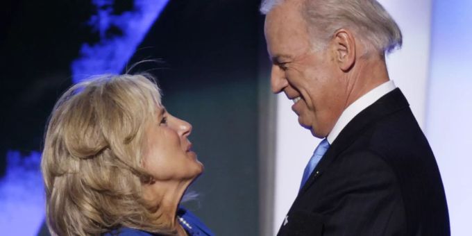 Joe und Jill Biden freuen sich über ihre gelungene Weihnachtsdekoration. joe biden jill