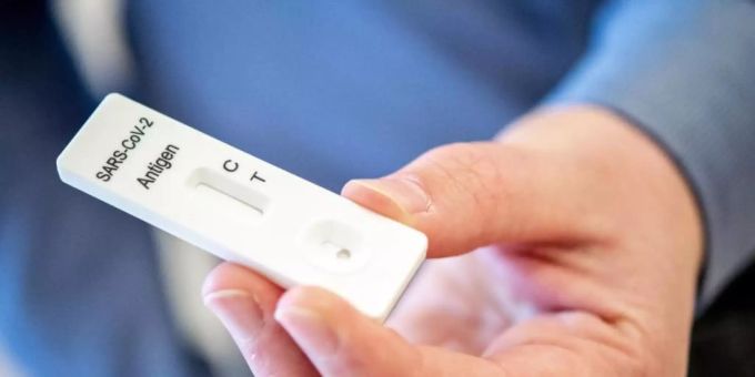 Ein Mann hält einen Schnelltest zur Erkennung des Coronavirus in den Händen. Foto: Hauke-Christian Dittrich/dpa Ein Mann hält einen Schnelltest zur Erkennung des Coronavirus in den Händen. Foto: Hauke-Christian Dittrich/dpa