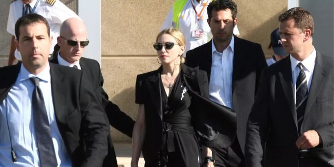 Madonna kam einige Tage nach dem Unfall in Marseille an, um die Betroffenen zu treffen. Beim Aufbau der Bühne für ihr Konzert stürzte das Dach ein. Madonna