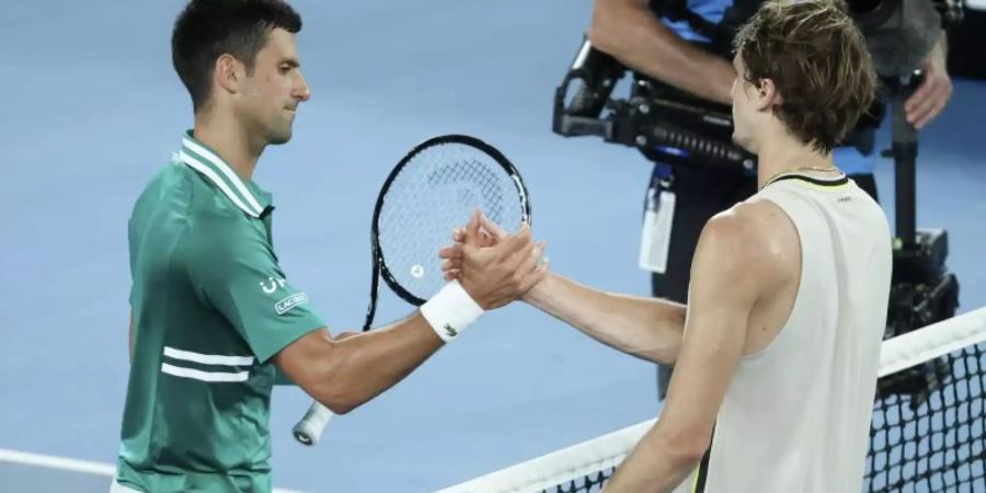 Novak Djokovic (l) und Alexander Zverev sprechen sich dagegen aus, zum gewohnten Turnierkalender mit Reisen von Ort zu Ort zurückzukehren. Foto: Hamish Blair/AP/dpa