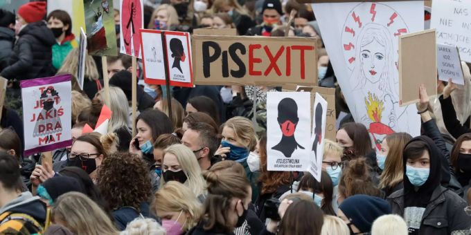 Demonstranten halten während eines Protests Plakate gegen die jüngste Verschärfung des polnischen Abtreibungsgesetzes hoch. Verschärfung des Abtreibungsverbots