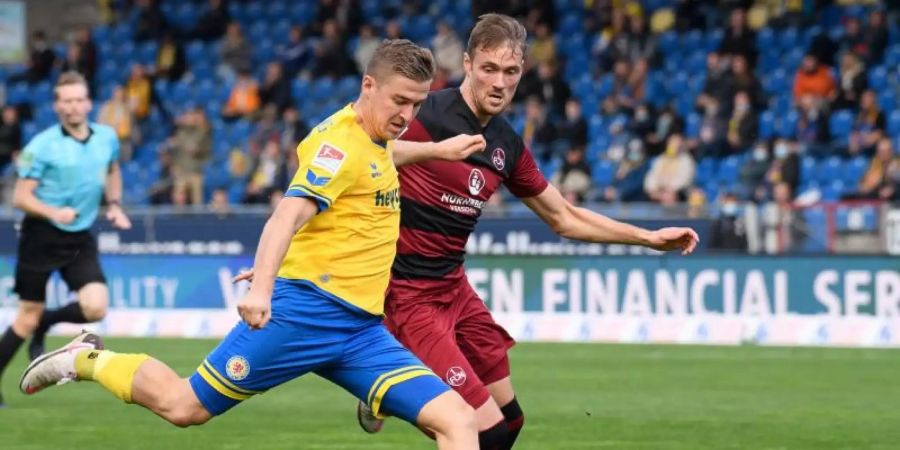 Der Braunschweig Martin Kobylanski (l) traf zum 2:2. Foto: Swen Pförtner/dpa