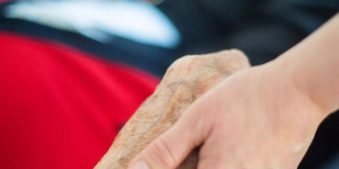 In der Corona-Krise erfordert die Pflege eines Angehörigen noch mehr Zeit. Denn die Hilfe von Pflegediensten kann nicht in gewohntem Umfang in Anspruch genommen werden. Pflegepersonal Coronavirus