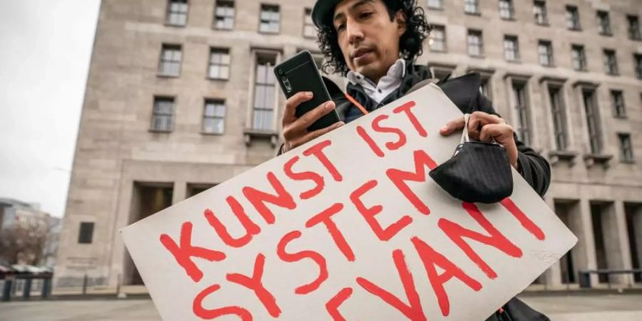 Künstler demonstrieren für wirksame Corona-Hilfen für Soloselbstständige vor dem Finanzministerium in Berlin. Foto: Michael Kappeler/dpa