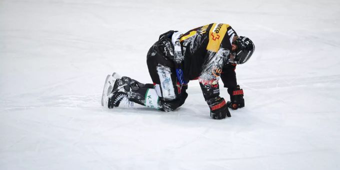 Gregory Sciaroni (SCB) liegt nach einem Foul auf dem Eis. SCB Eishockey