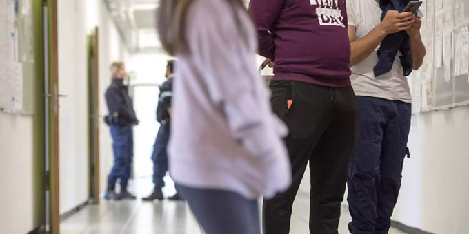 Reiseweg nachprüfen - Bundesrat will Handys von Asylsuchenden auswerten